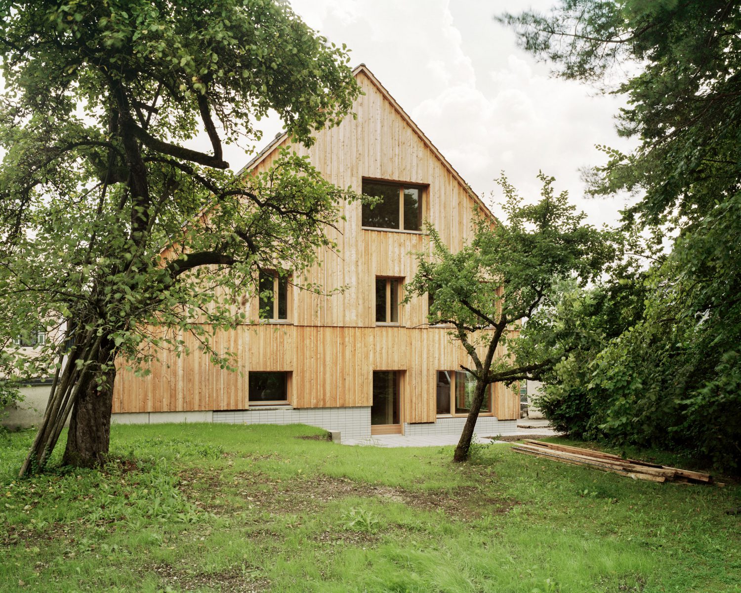 Casa de madera en las afueras de Múnich. Techo inclinado y motivos  tradicionales - timberonweb - arkitectureonweb