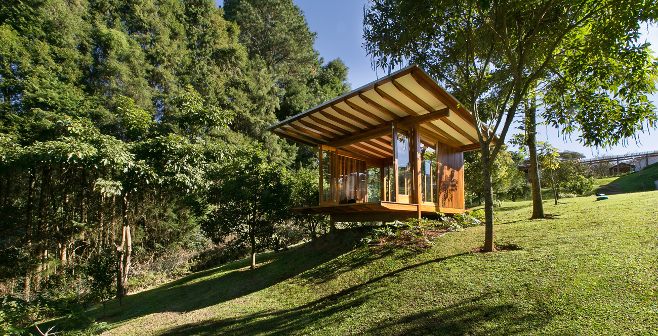 padiglione-meditazione-prato-natura-alberi-panorama-lago-terreno-pendenza-volume-vista-ventilazione-prefabbricato-integrazione