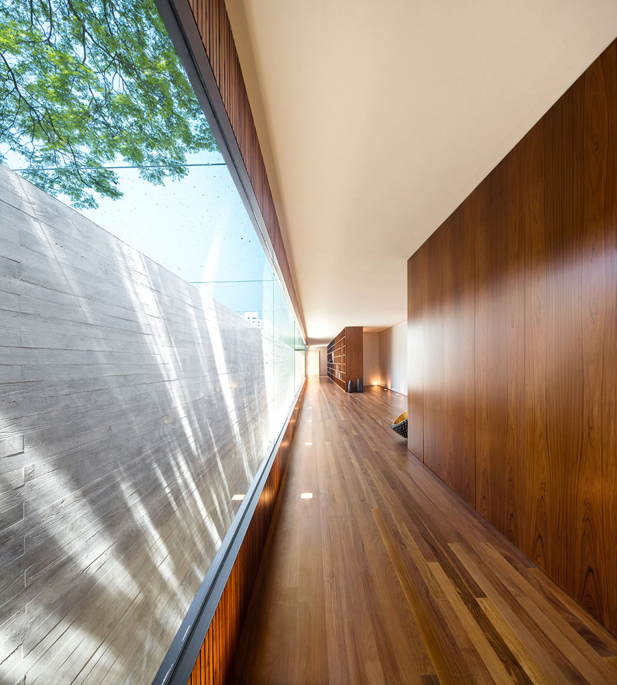 Casa Rampa en São Paulo. Fachada de madera como una funda que se pliega  hacia el interior - timberonweb - arkitectureonweb