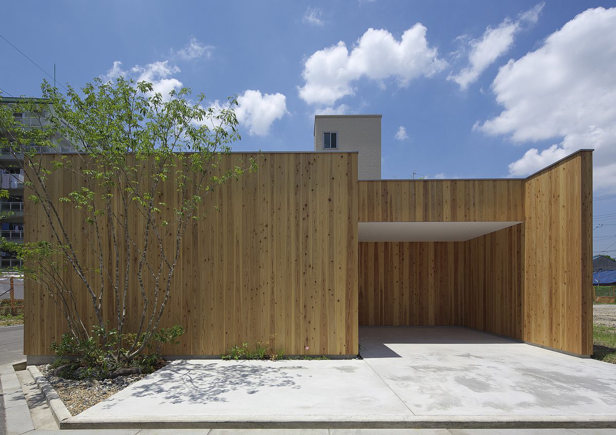 Wooden house open to the inside and closed to the outside