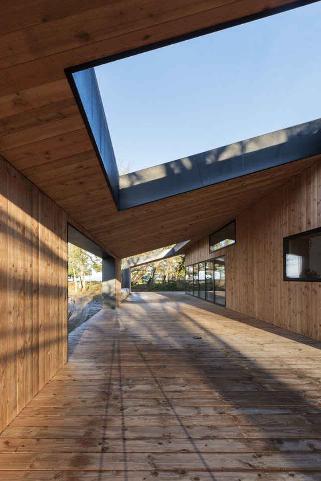 Contemporary and traditional shapes for a wooden house