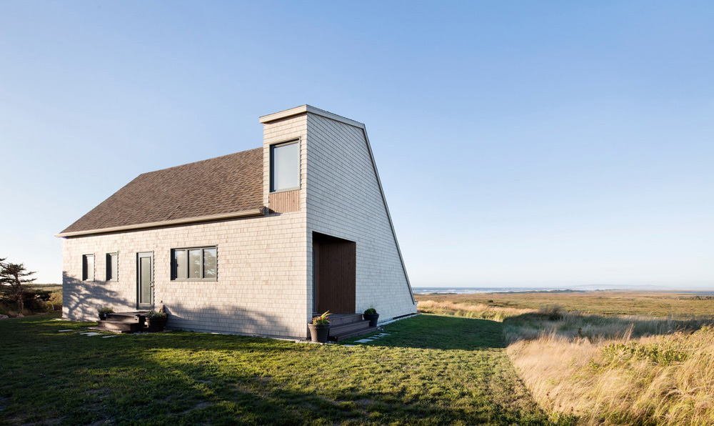 Cabaña de madera en las islas Magdalen en Canadá. Formas modernas y  materiales naturales - timberonweb - arkitectureonweb