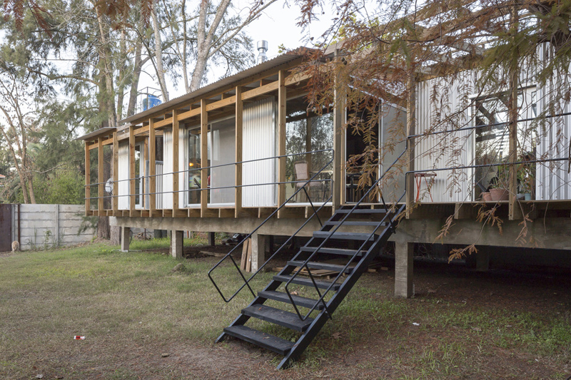 Casa de madera en las cercanías del río. Construcción de carácter  tradicional - timberonweb - arkitectureonweb