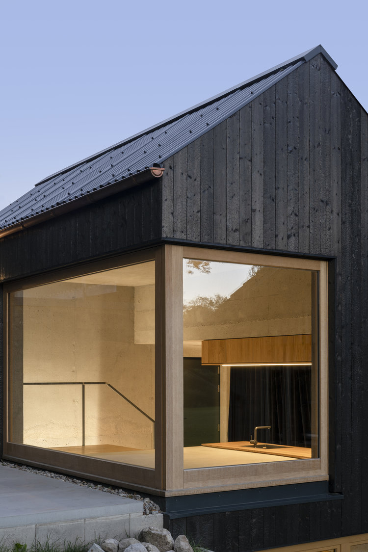 Casa con fachada de madera carbonizada