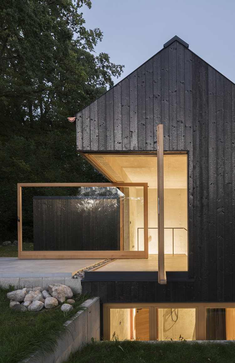 Casa con fachada de madera carbonizada