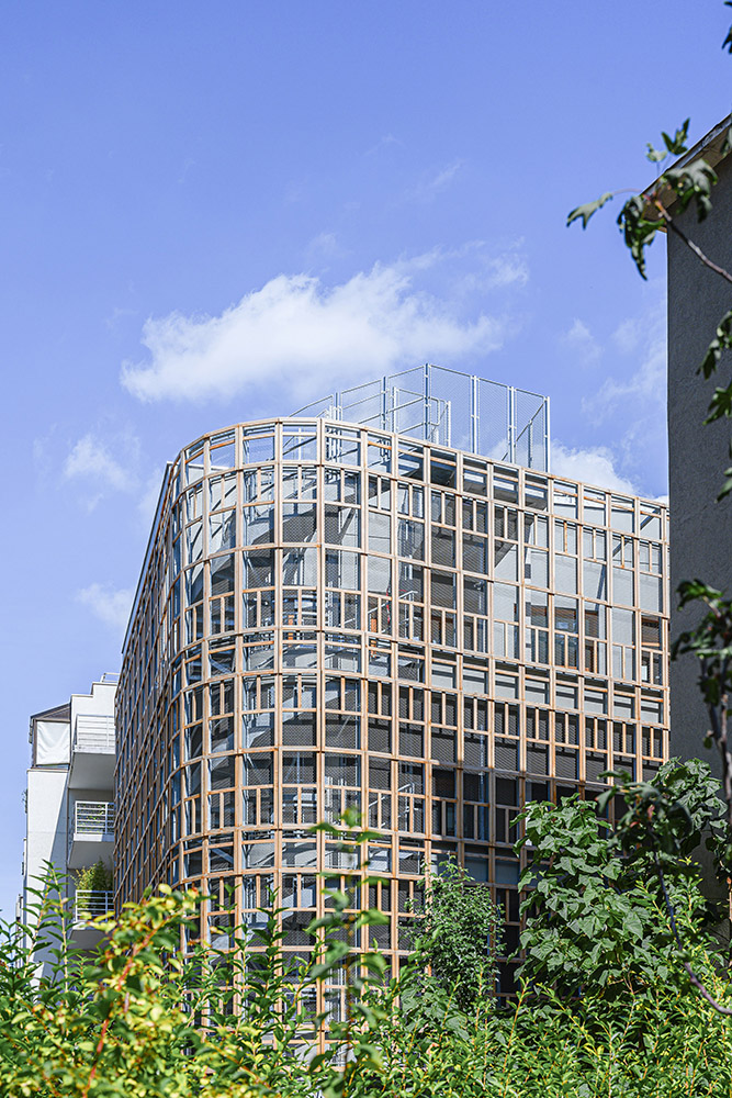 Edificio con rete di legno attorno