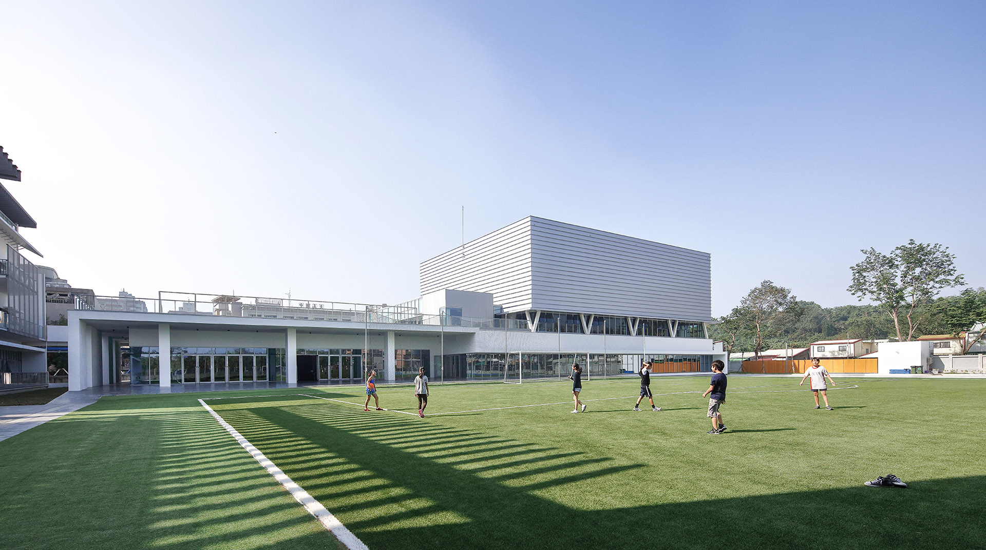 Sports centre. Спортивный комплекс американской школы Гаосюн. Спортивная школа здание. Спортивная школа архитектура. Проекты американских школ.