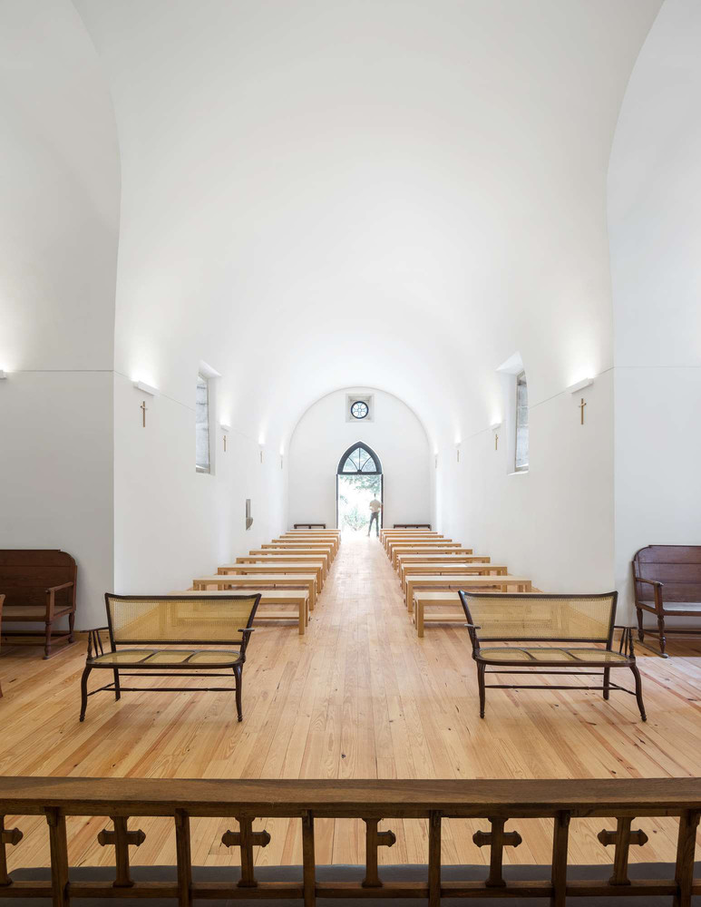 Interior capilla blanca con parquet