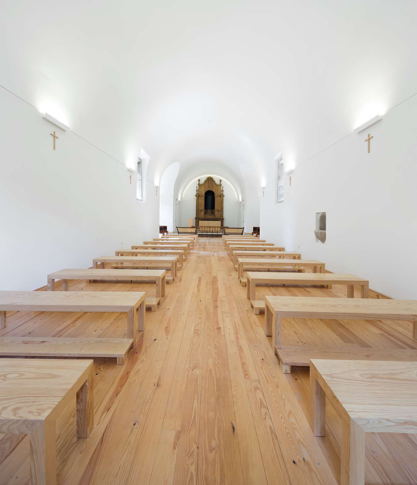 Interior capilla blanca con parquet