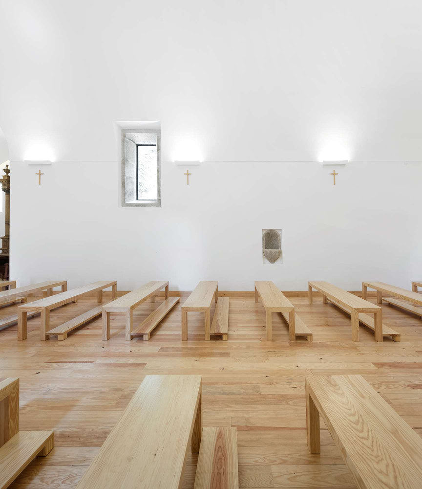 Interior capilla blanca con parquet
