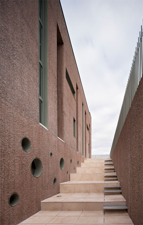 The combination of materials in Casa Fuensanta, which offers privacy but without giving up open space