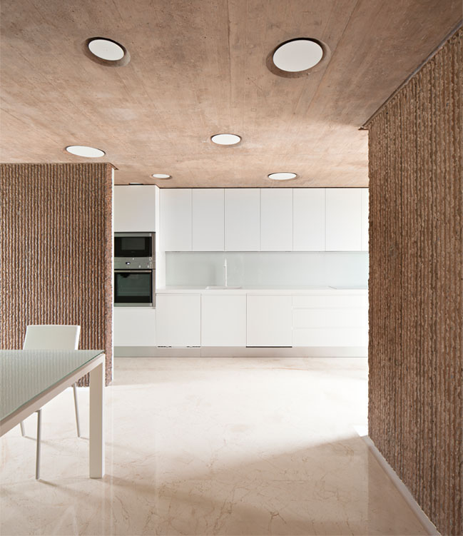 The combination of materials in Casa Fuensanta, which offers privacy but without giving up open space