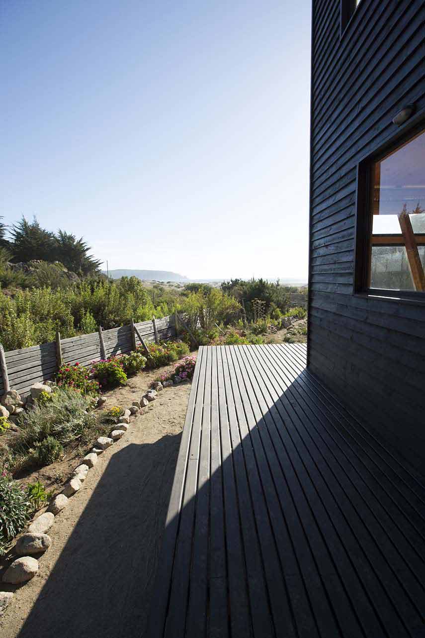 Energy-efficient Cube House integrated with nature
