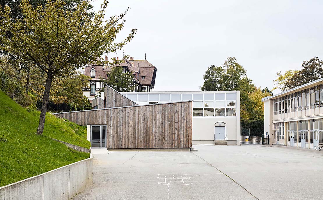 The Morel de Vindé Recreational Center welcomes you in a wooden embrace