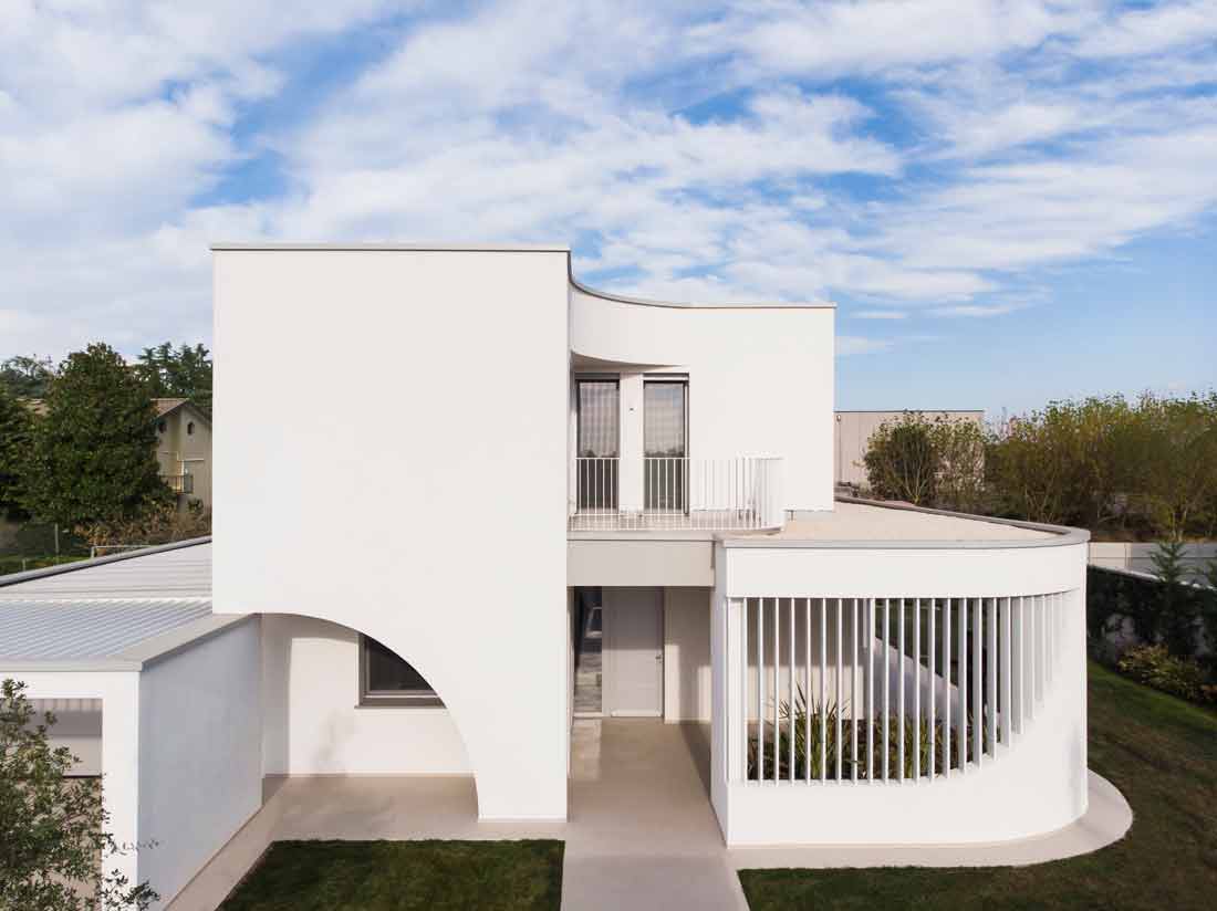 Dance of white volumes and interlocking play for Villa L2A