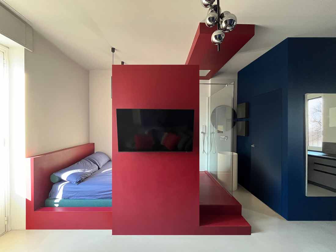 Casa Cooper, Milanese pied-à-terre is tinged with red and blue