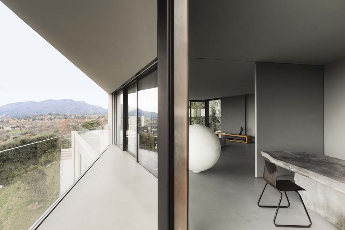 Casa CS. Fentes de compagnie, lumière et curiosité entre nature et ciel