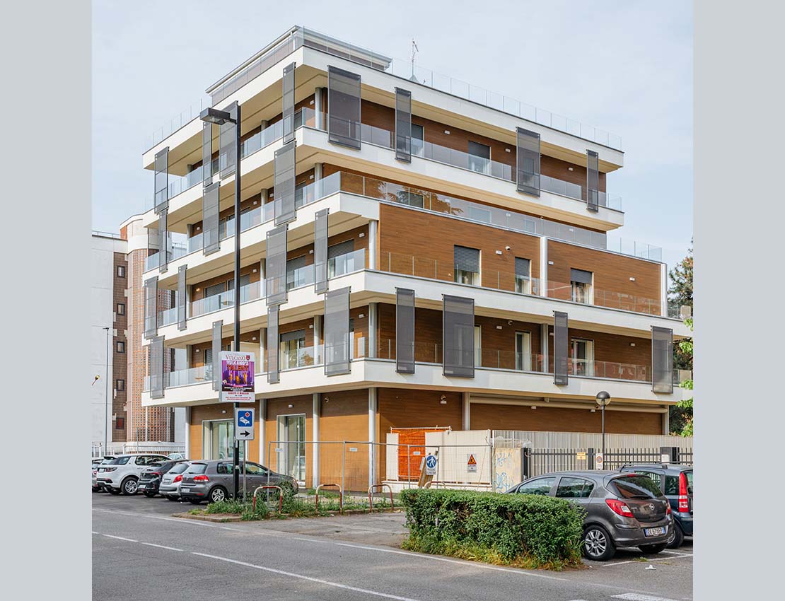 Residencia Gorki 75 en Cinisiello Balsamo. Sólido cuadrado y madera Decó