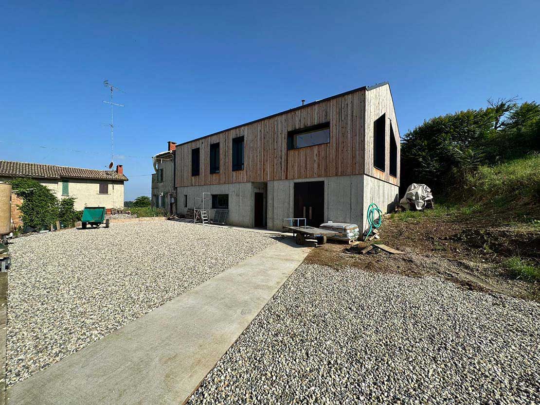 Casa Sgarbina in concrete and wood among the vineyards of Oltrepò Pavese