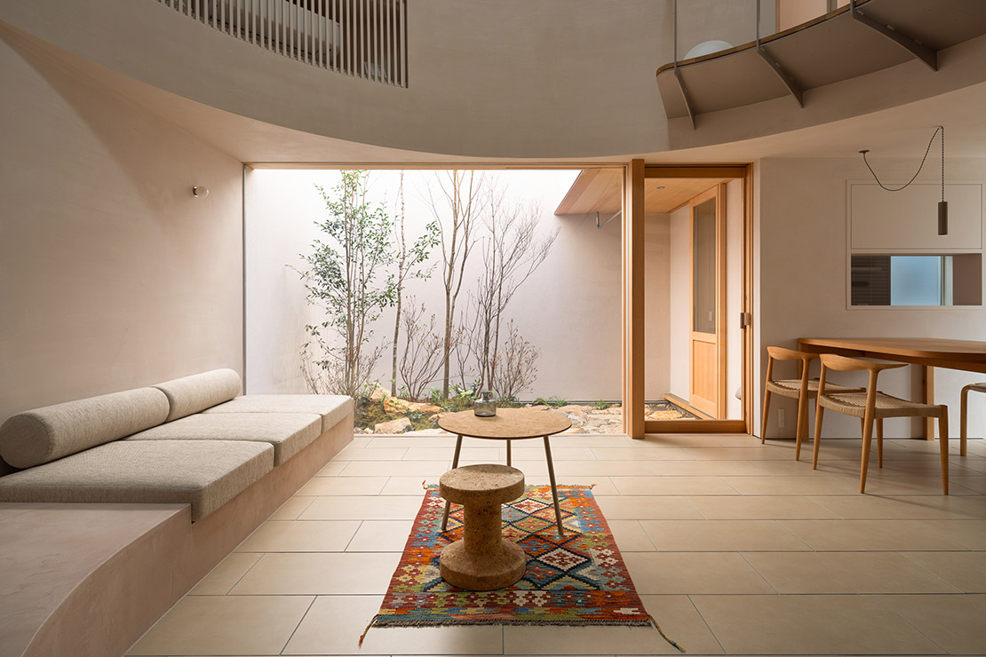 Maison à Shukugawa : intimité et nature dans un refuge urbain