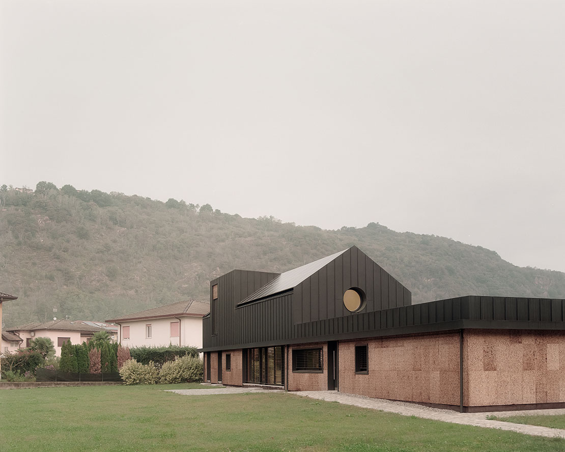 Una casa di confine: architettura sostenibile tra Italia e Svizzera