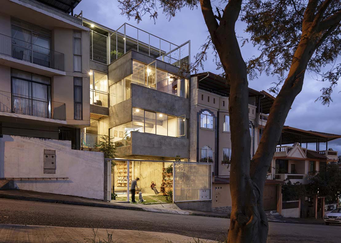 Productive house in exposed concrete. Casa Fundamentos in Ecuador