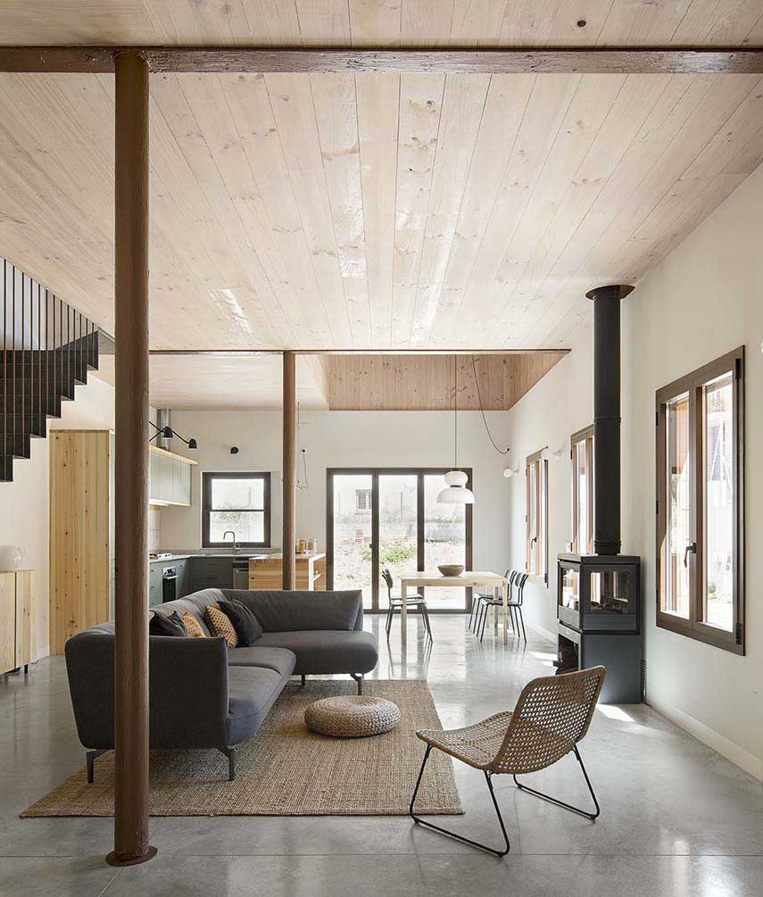 Casa MDN: the traditional exterior conceals the dynamic spatial richness