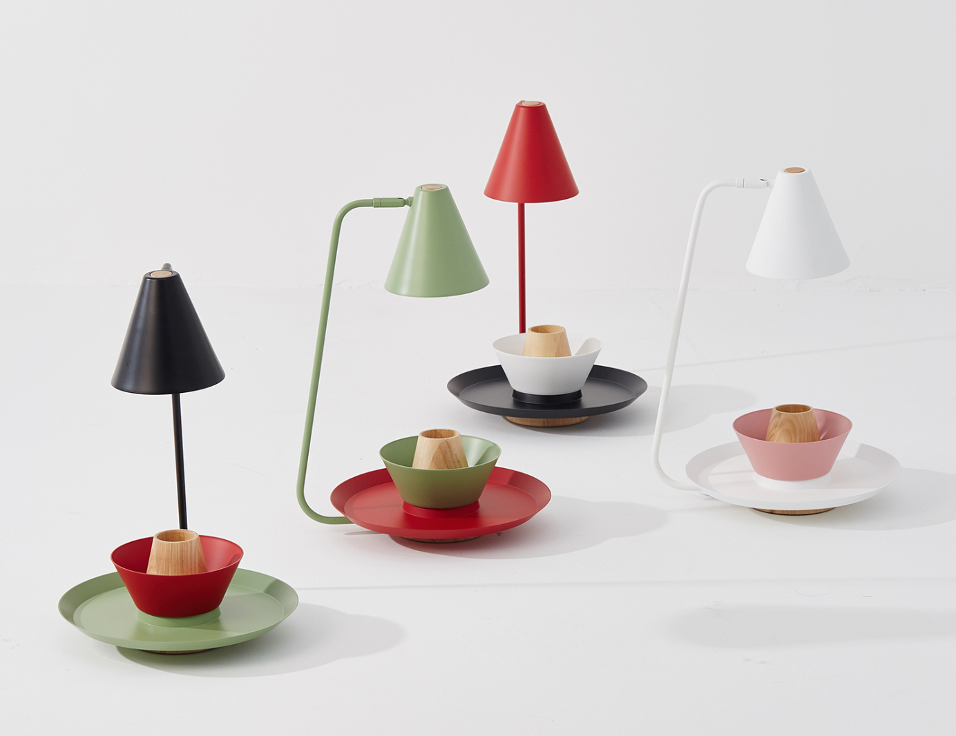 Lampada da tavolo Conik. Design scandinavo minimale reso giocoso da modularità e colore