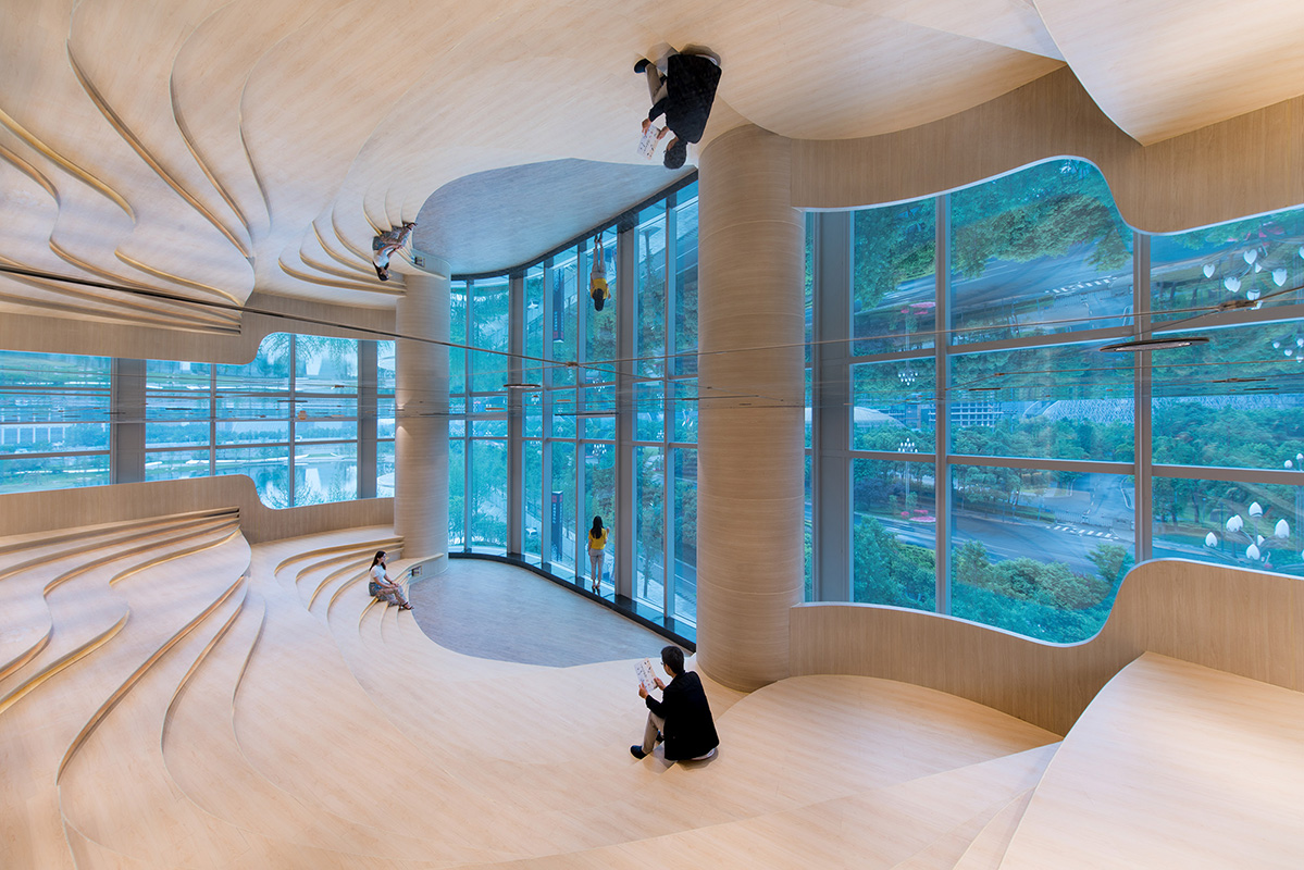 Fenêtre en vitrail et salle de lecture avec des sièges en bois