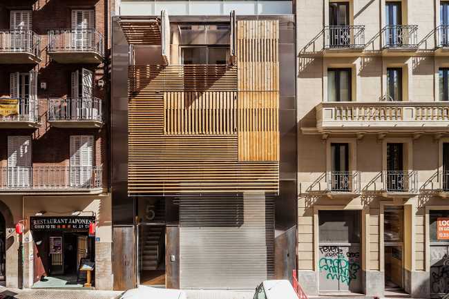 Domestic life concealed by wooden slats. Privacy in the centre of Barcelona