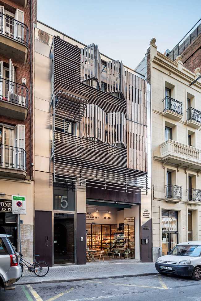 Domestic life concealed by wooden slats. Privacy in the centre of Barcelona