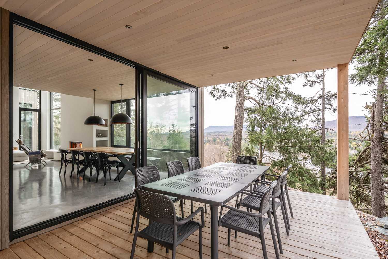 Refuge en harmonie avec le paysage. La simplicité architecturale met en avant la nature.