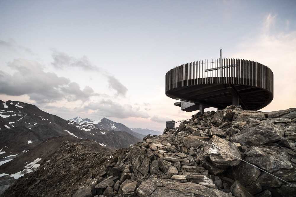 Plataforma panorámica de acero corten y cristal. Impresionantes vistas de la montaña para respirar libertad