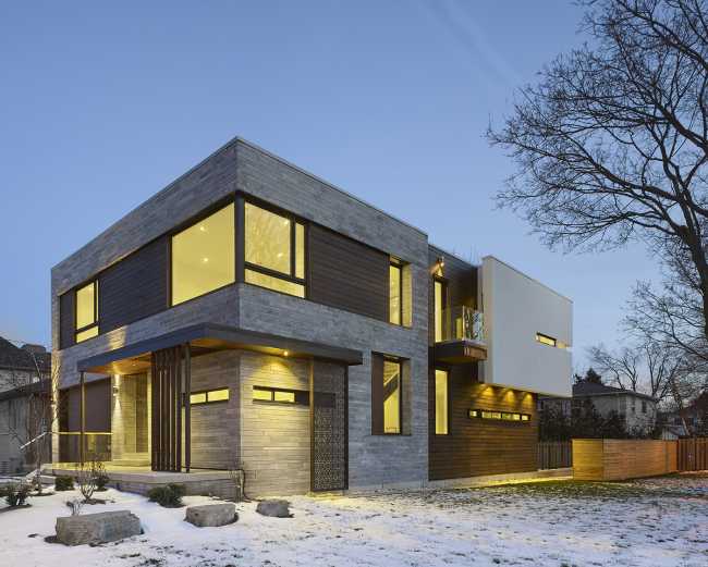 Casa moderna combina diseño y funcionalidad. Líneas sencillas unidas con  materiales naturales y refinados