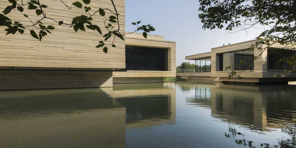 Museo de arte dedicado al artista Mu Xin. Intersección de volúmenes arquitectónicos en hormigón armado