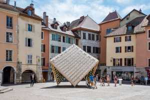 Pavillon au centre d'Annecy. Structure en caisses de lait pour un jardin suspendu inversé.