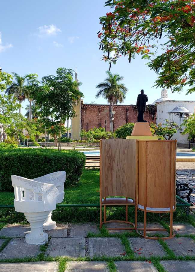 From the Yucatan tradition, the urban furniture to stay close to each other in the new canons of the current collective living