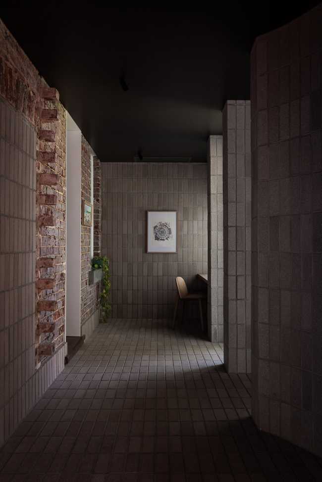 Historic cottage on the outskirts of Perth. The garden's emptiness is the protagonist of the living space