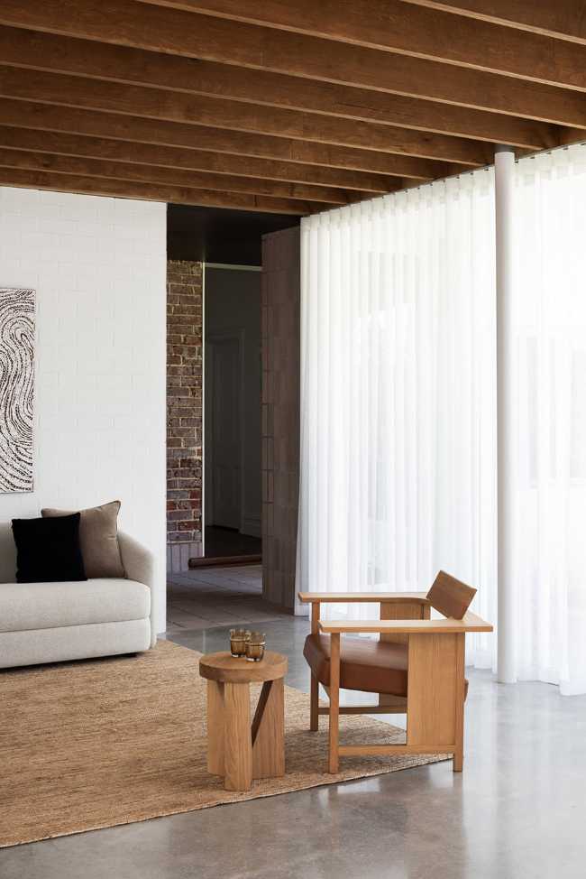 Historic cottage on the outskirts of Perth. The garden's emptiness is the protagonist of the living space