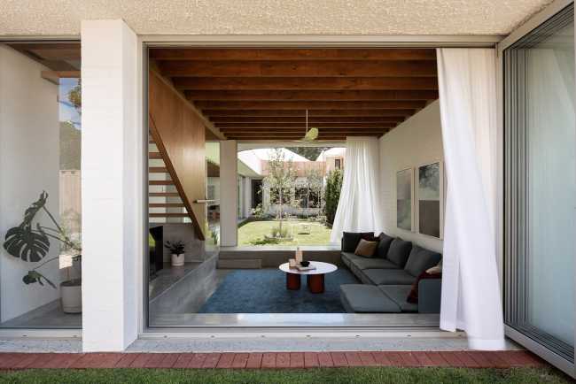 Historic cottage on the outskirts of Perth. The garden's emptiness is the protagonist of the living space