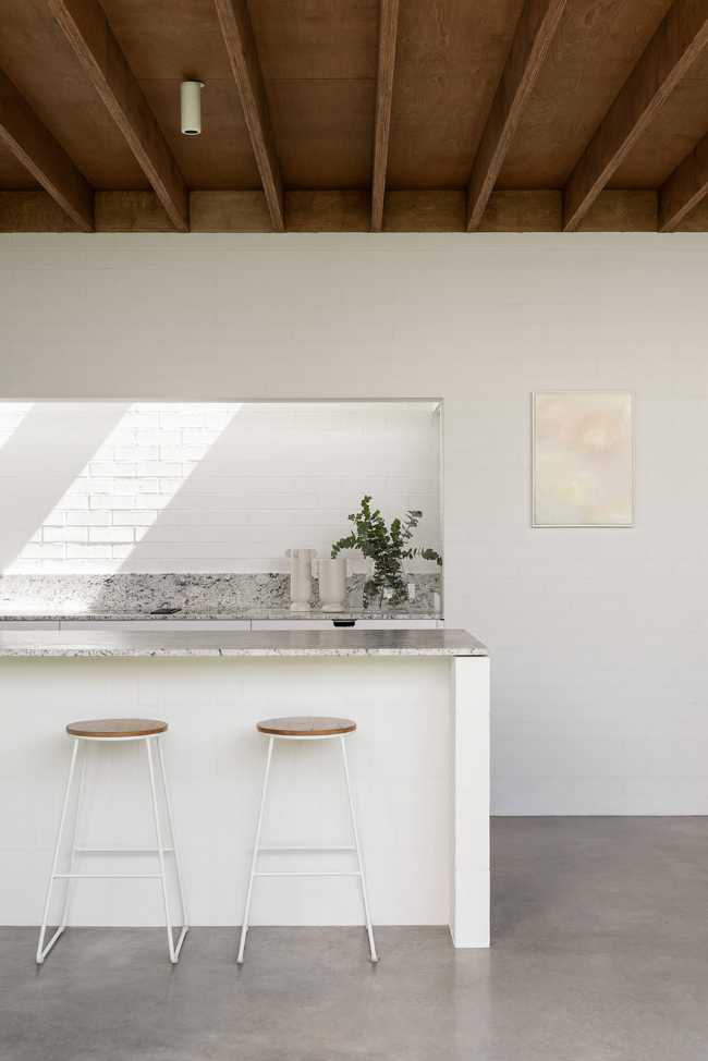 Historic cottage on the outskirts of Perth. The garden's emptiness is the protagonist of the living space