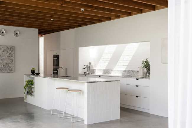Historic cottage on the outskirts of Perth. The garden's emptiness is the protagonist of the living space