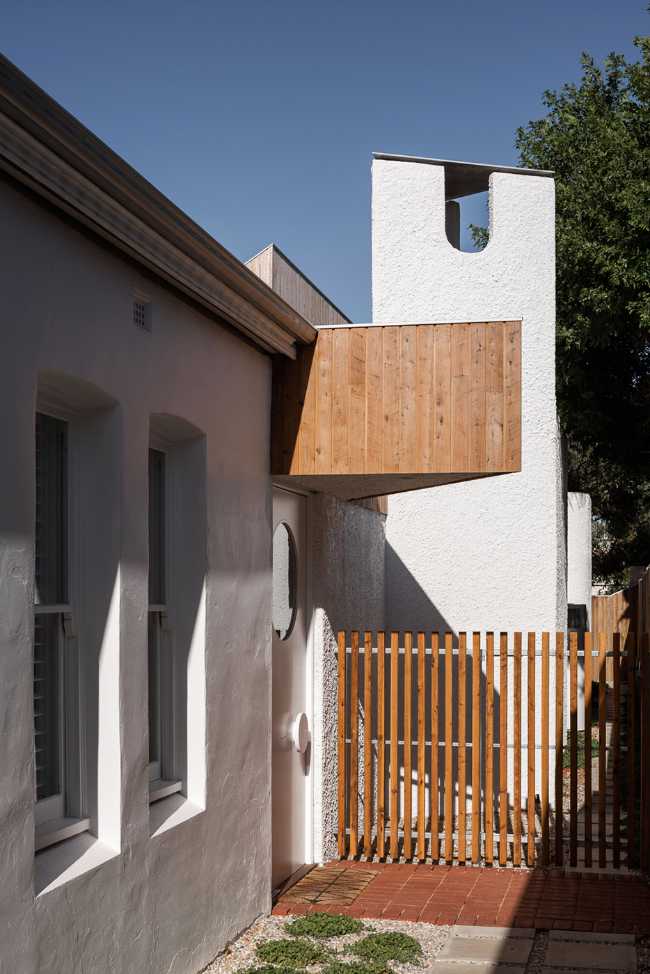 Historic cottage on the outskirts of Perth. The garden's emptiness is the protagonist of the living space