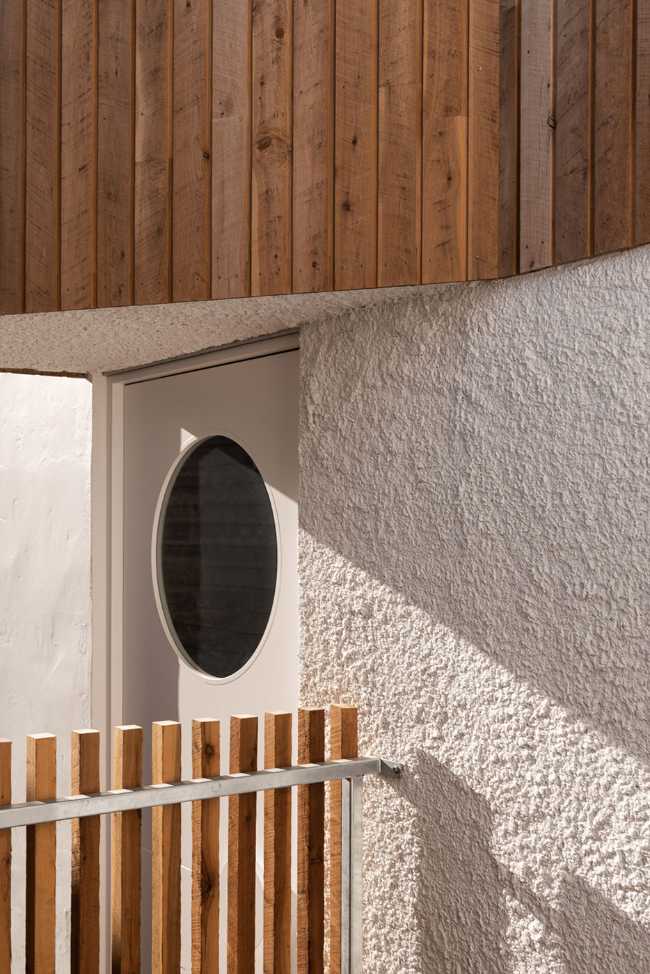 Historic cottage on the outskirts of Perth. The garden's emptiness is the protagonist of the living space