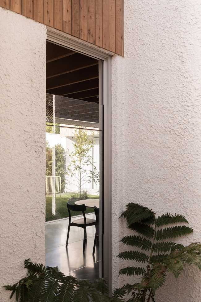 Historic cottage on the outskirts of Perth. The garden's emptiness is the protagonist of the living space
