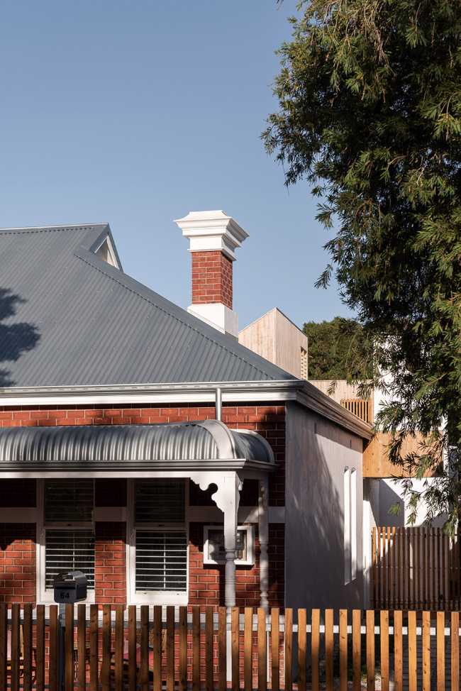 Historic cottage on the outskirts of Perth. The garden's emptiness is the protagonist of the living space