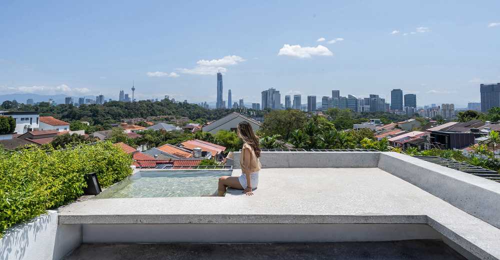 Casa sulle colline in Malesia. Vista panoramica sull'imponente skyline della città