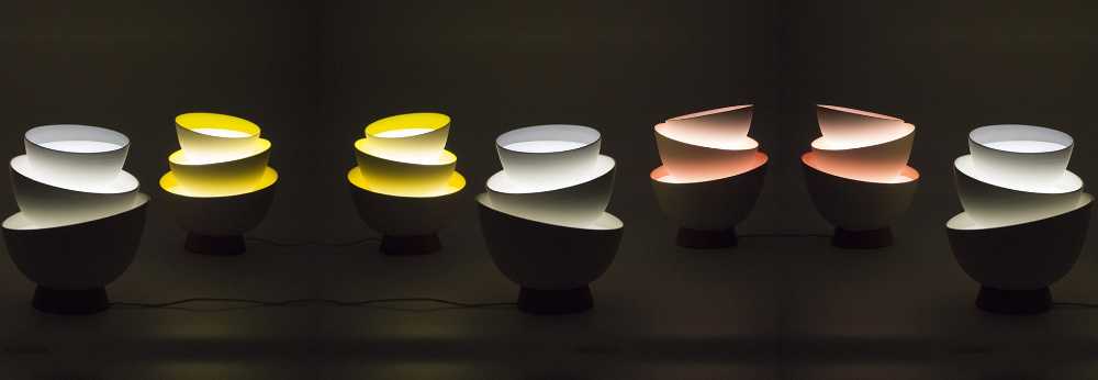 Lampada ispirata alle forme spontanee della quotidianità. Da catasta di stoviglie a idea di design