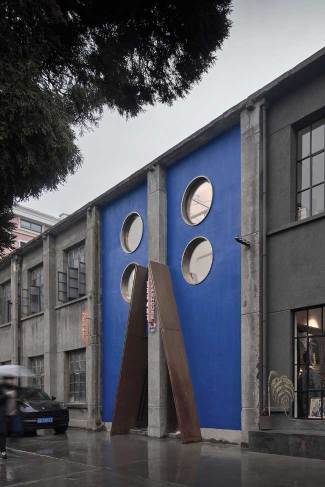 Yes Art Warehouse. Caratteristico studio d'arte prende il posto di un vecchio edificio industriale