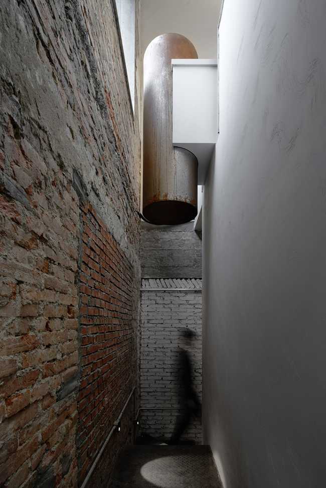 Yes Art Warehouse. Caratteristico studio d'arte prende il posto di un vecchio edificio industriale